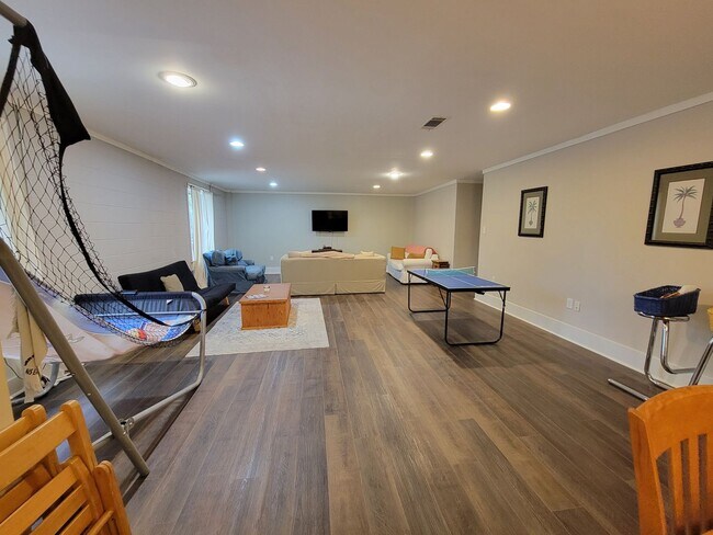 Building Photo - Spacious and newly renovated 3 bed 2 bath ...