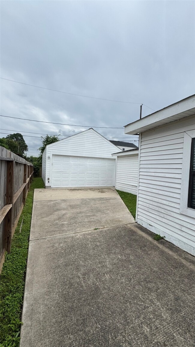 Building Photo - 221 Hyta St