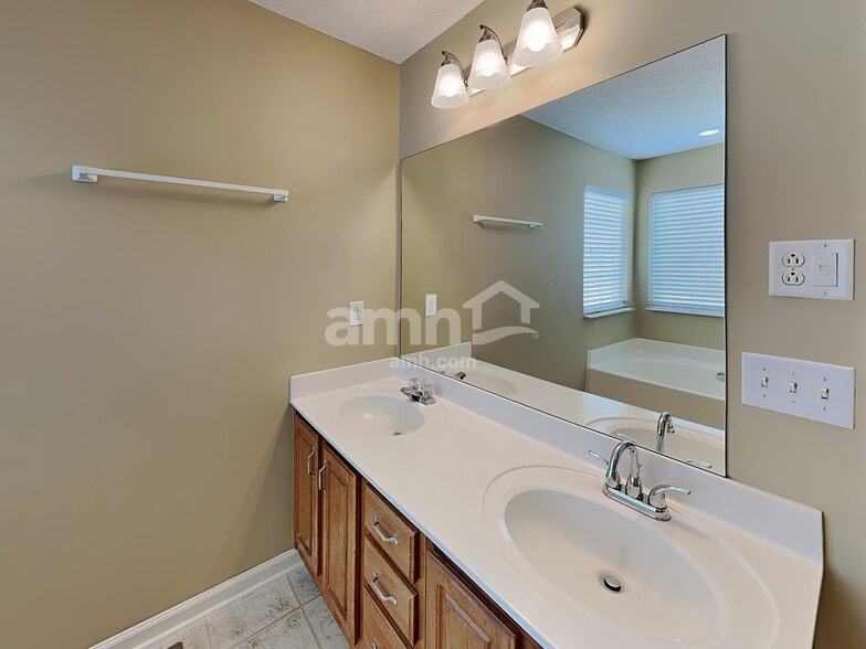 Building Photo - 1000 Brianne Ct