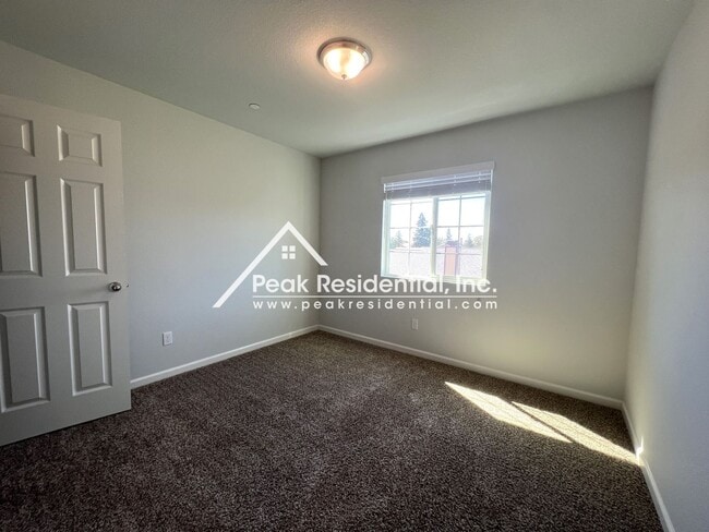 Building Photo - Newer 3bd/2.5 ba Home with 1 Car Garage in Gated Community