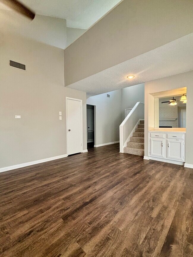 Building Photo - 14218 High Point Dr
