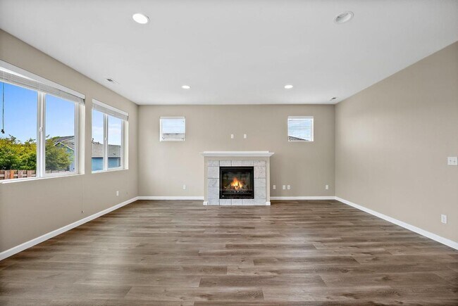 Building Photo - Spacious Spanaway Home w/ A/C & 5 Bedrooms...