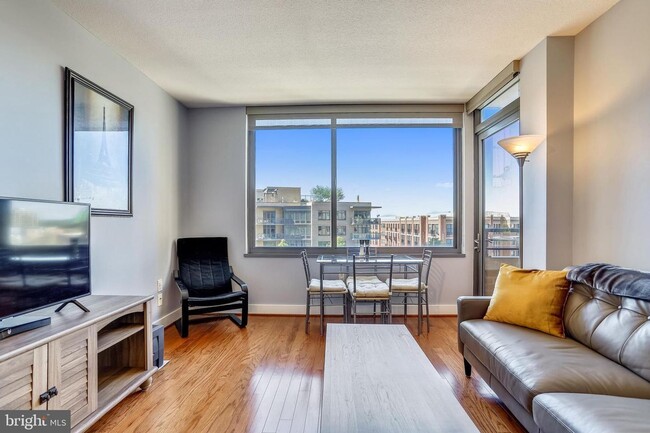 Building Photo - Professionally Managed // 1bedroom 1bathroom// Court House// Parking Included!