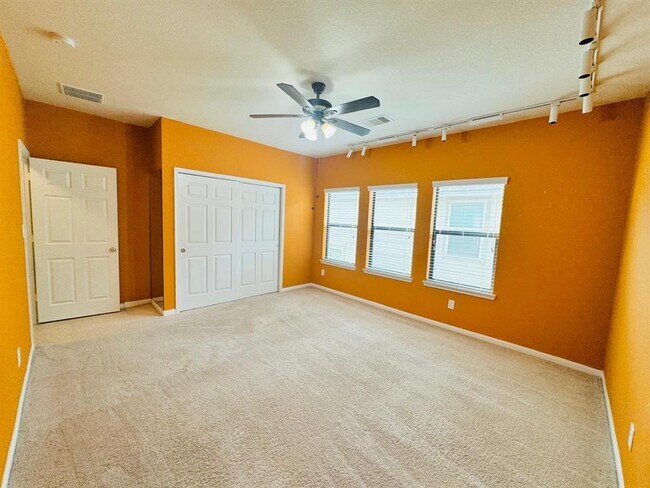 Building Photo - 5531 Drumlin Field Way