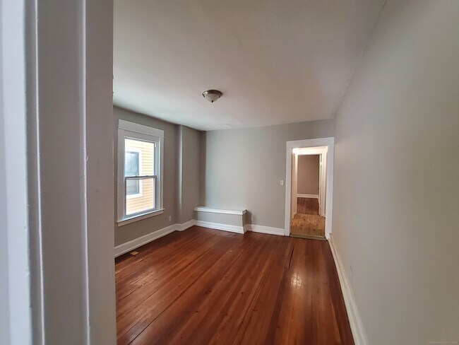 Building Photo - 721 Winchester Ave