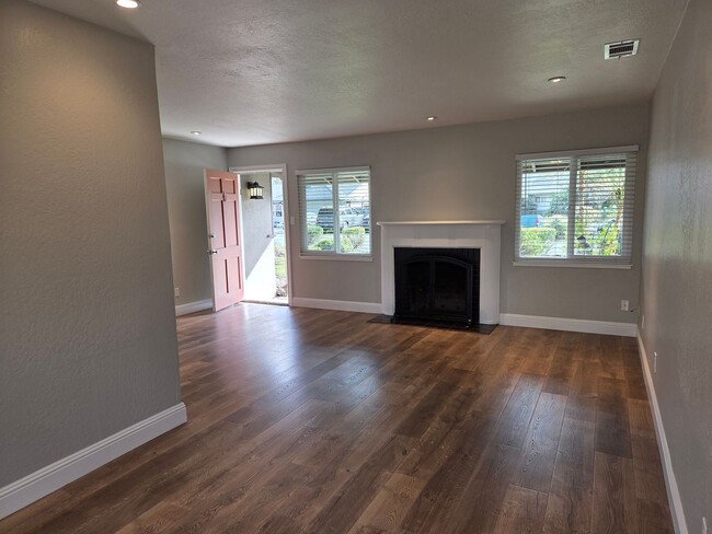 Building Photo - Super Charming Pleasant Hill Home