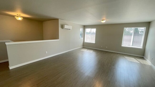 Building Photo - Beautiful 3 Bedroom Duplex with Garage!