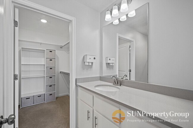 Building Photo - Stunning Duplex In Desirable Saratoga Springs!