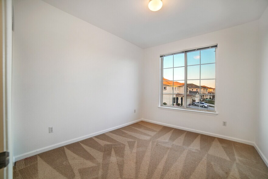 Building Photo - 10849 Brookfield Ave