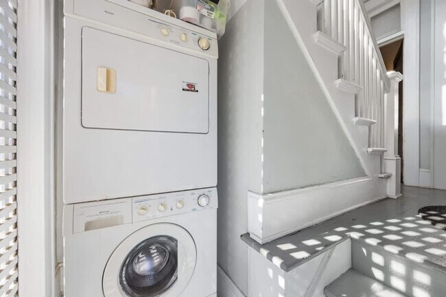 Building Photo - 536 Hawthorne Ln