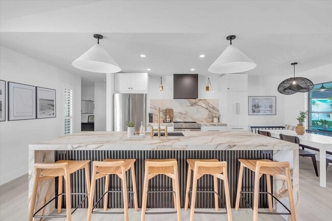 Building Photo - 5BR New Pool 10 min from Beach Fully Furnished