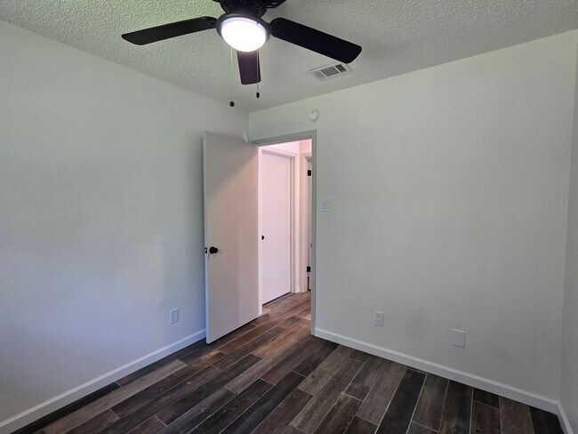 Building Photo - 2408 Windmill Dr