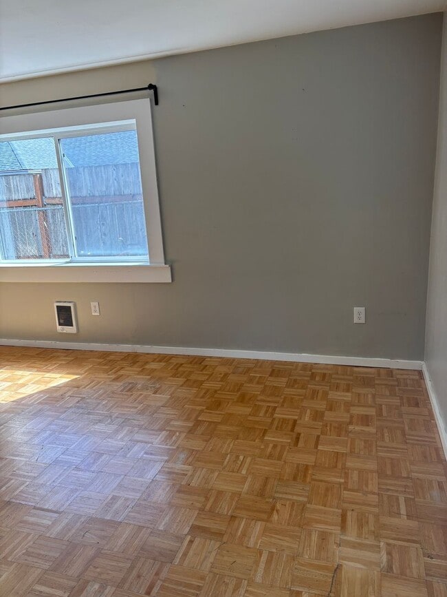 Building Photo - Cute Updated Home in Newberg