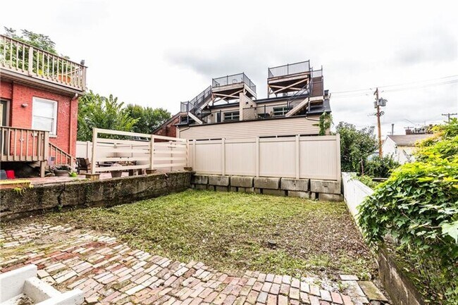 Building Photo - Beautiful 2 bed, 2.5 bath luxury home in S...