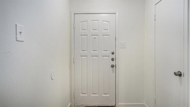 Building Photo - 2107 Mistletoe Ave