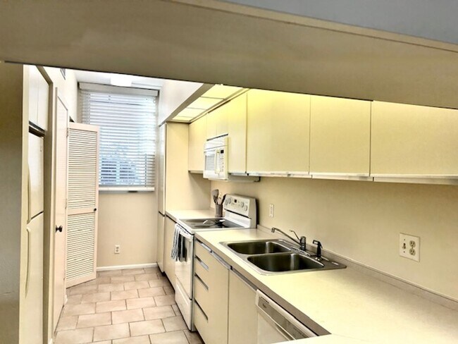 Building Photo - 2026 BEACH RENTAL- 2/2 Condo WITH PRIVATE ENTRY - BEACH PLACE - STEPS THE BEACH!!