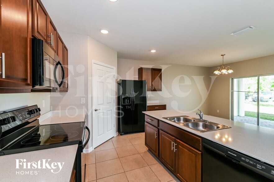 Building Photo - 933 SE 26th Terrace