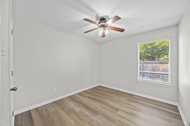 Building Photo - 806 Broken Trace Ct