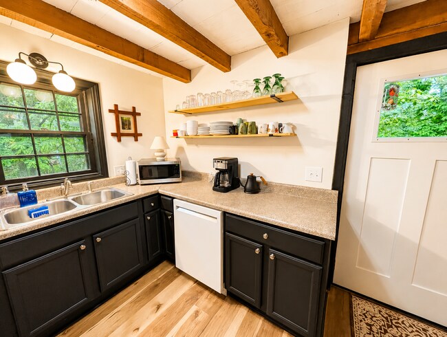 Building Photo - Black Mountain Cabin!