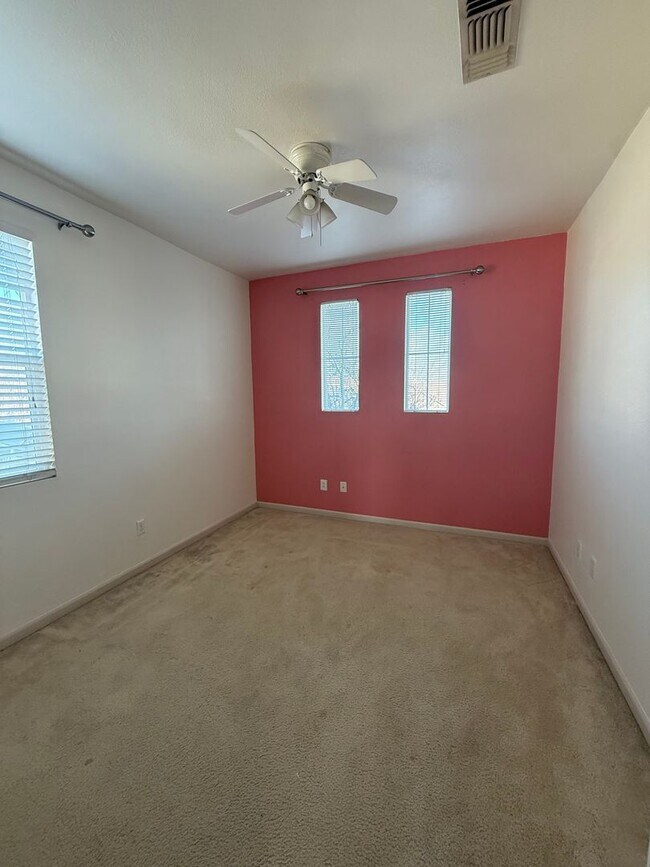 Building Photo - Nice Home with great floorplan