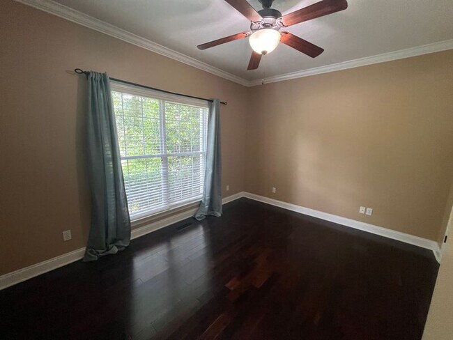 Building Photo - 607 Castle Dr