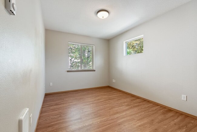 Building Photo - 3Bed/1.5 Bath House available