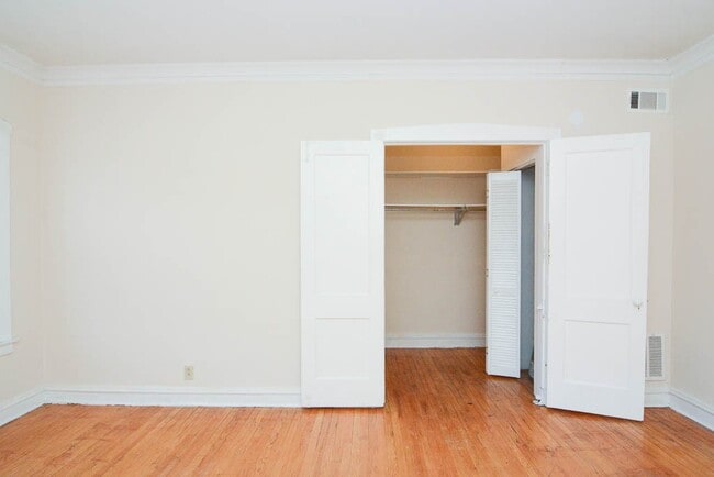 Building Photo - 2226 W Wilson Ave