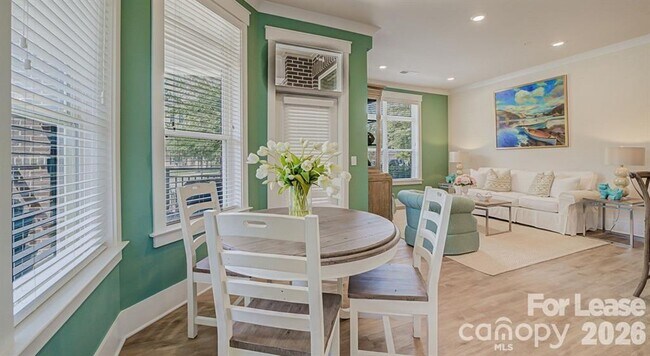 Building Photo - 16408 Holly Crest Ln