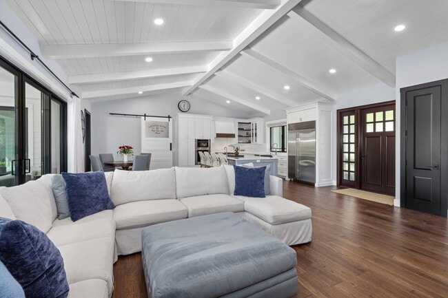 Building Photo - 940 Greenbriar Dr