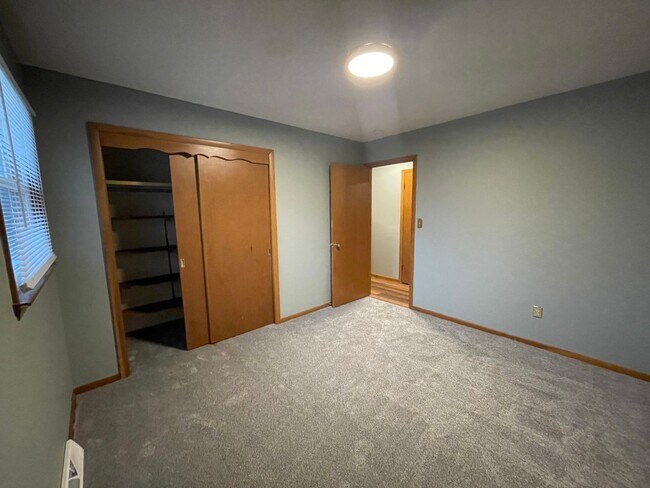 Building Photo - 1305 E Scovill St