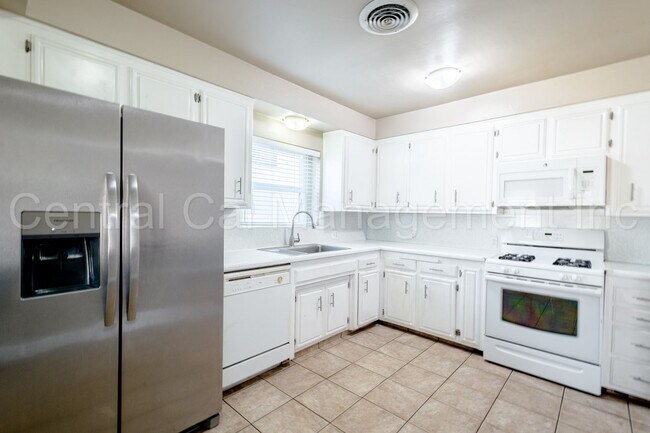 Building Photo - 2 Bedroom/1 Bath Home with Bonus Room  - $1650 per month!