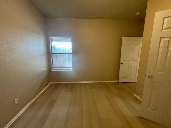 Building Photo - 105-107 Sunburst Court