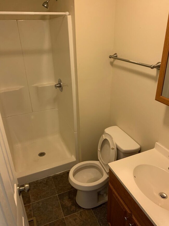 Building Photo - 5 bedroom Available!!  ***AUG 2027*** 5 bed, 3 bath Near Kirkwood!