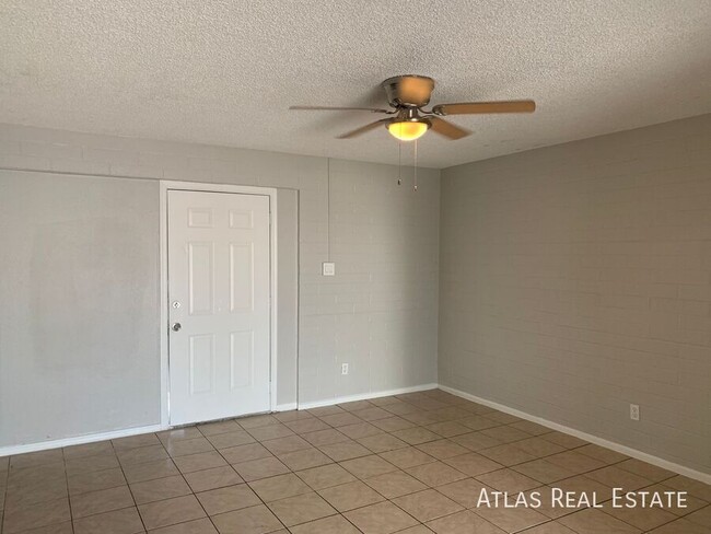 Building Photo - Wonderful 2 Bed / 1 Bath Now Available - L...