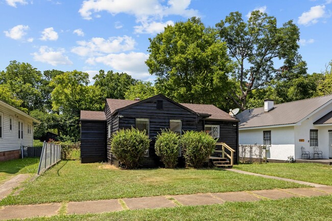 Building Photo - Charming 4 Bedroom 2 Bathroom Home