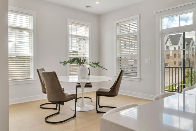 Building Photo - 14 Davis Dr