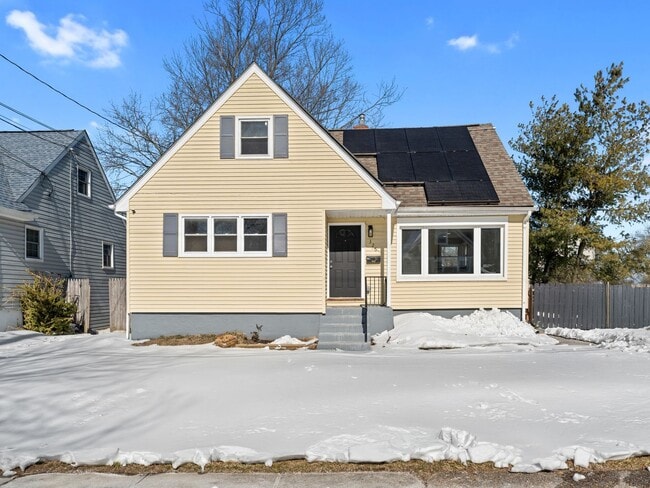 Building Photo - Charming Woodbury Home with Enclosed Backyard & Deck