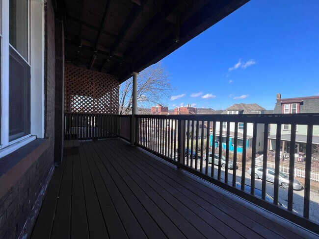 Building Photo - Internet included- 2BR apartment with office!