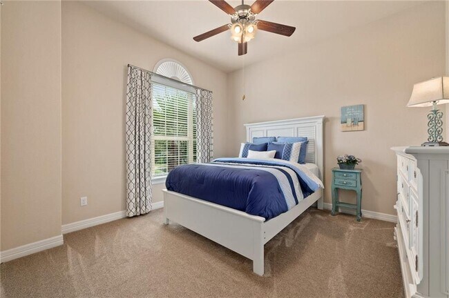 Building Photo - 205 Lake Como Dr