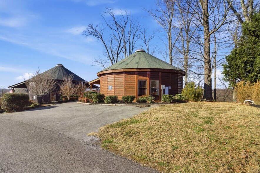 Building Photo - 1080 Towering Oaks Dr