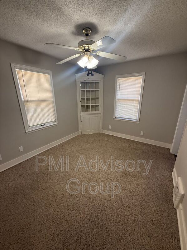 Building Photo - 1242 SW High Ave