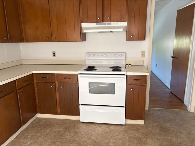 Building Photo - 2 Bedroom 2nd Floor Suburban SD-Parking