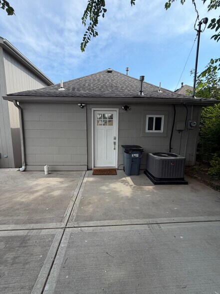 Building Photo - 1120 Splitlog Ave