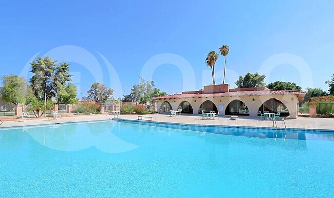 Building Photo - 2113 E Dunbar Dr