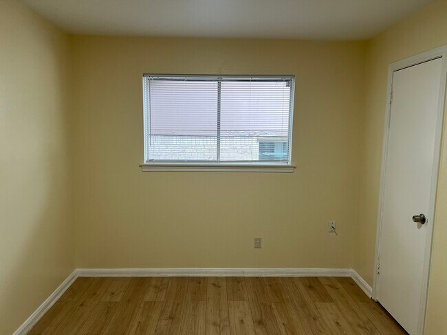 Building Photo - 3314 Kentwood Dr