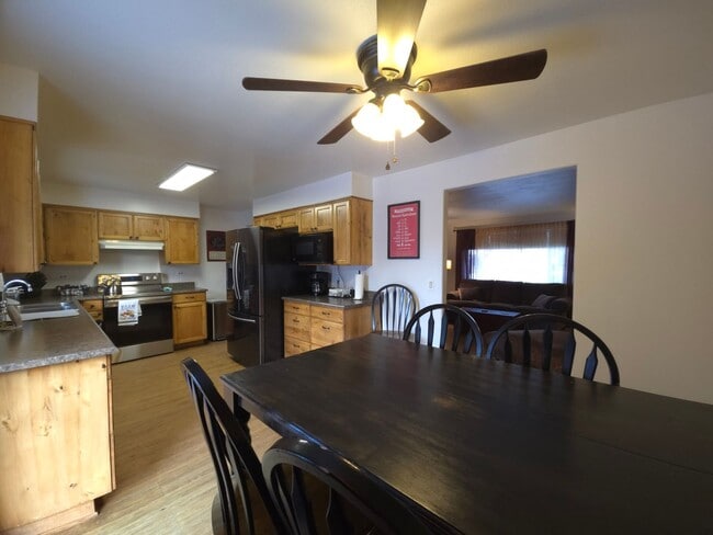 Building Photo - Fully Furnished Home