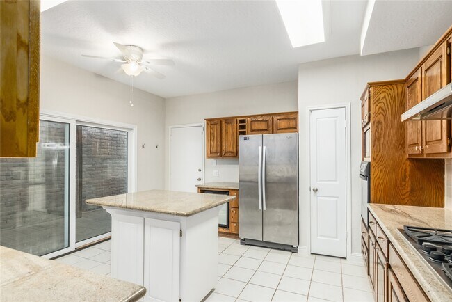 Building Photo - 910 Fleetwood Pl Dr