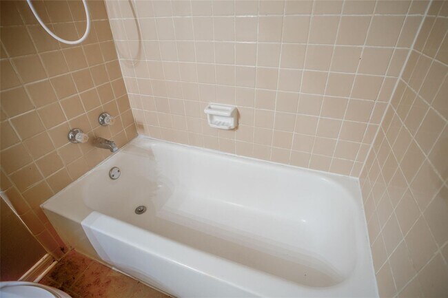 Building Photo - Small gated community of 39 units, conveni...