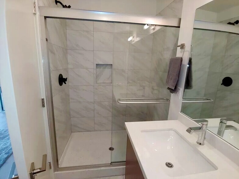 Building Photo - 654 N Virgil Ave