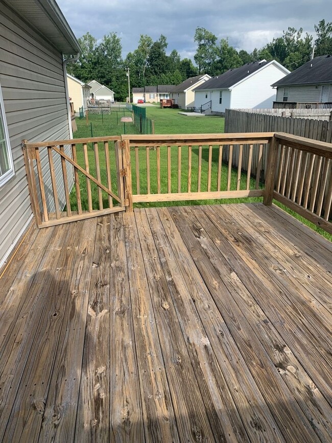 Building Photo - 3 Bedroom in GREAT LOCATION in the Center ...